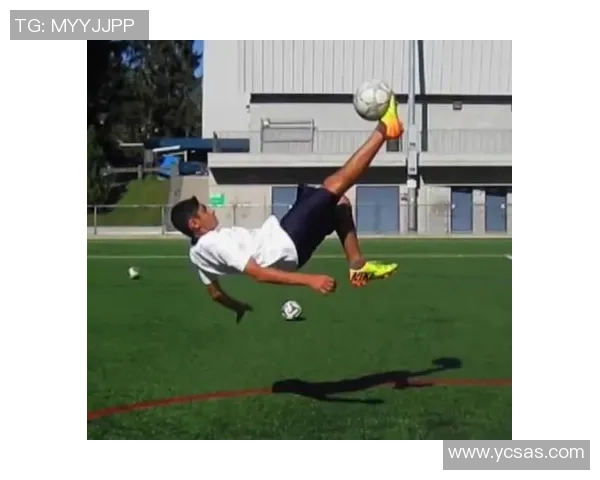 足球倒钩技巧详解与实用训练方法分享助你提升球技