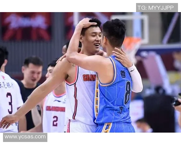 湖人队与广东队激战正酣谁将赢得这场篮球巅峰对决